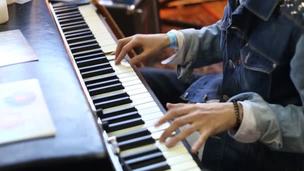 Close up de mãos tocando um piano . — Vídeo de Stock