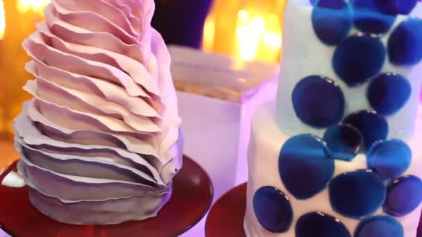 Pastel de boda de dos mazapanes, detalle perfecto de pastel de boda — Vídeos de Stock