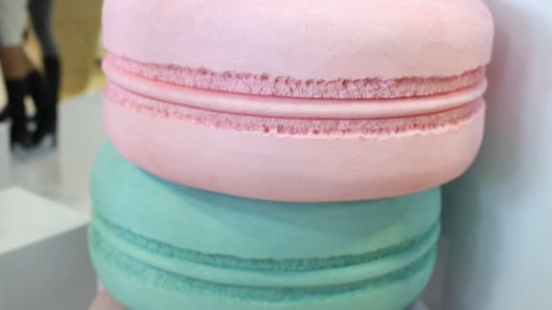 Big color macaroons standing on the floor — Stock Video