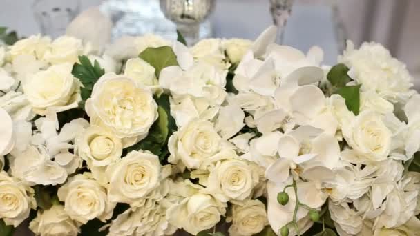 Belas decorações de casamento ao casamento. Lindas flores estão sobre a mesa . — Vídeo de Stock