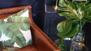 Gözden geçirme Oda dekore edilmiş Çekmeceli, koltuk ve bezelye tesisi ile.