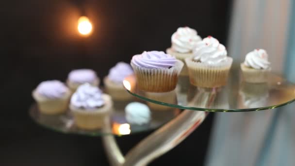 Cupcakes con etiquetas de feliz cumpleaños . — Vídeos de Stock