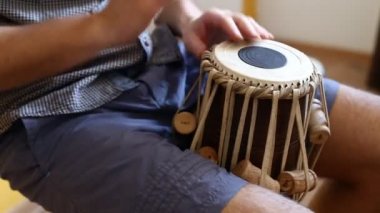 Bongo davul yakın Hd stok görüntüleri kadar oynuyor. Kadar yakın Bongo davul dokunarak el.