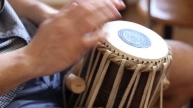 Bongo davul yakın Hd stok görüntüleri kadar oynuyor. Kadar yakın Bongo davul dokunarak el.