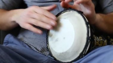 Bongo davul yakın Hd stok görüntüleri kadar oynuyor. Kadar yakın Bongo davul dokunarak el.