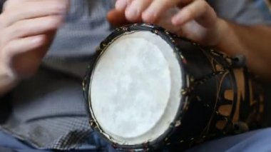 Bongo davul yakın Hd stok görüntüleri kadar oynuyor. Kadar yakın Bongo davul dokunarak el.