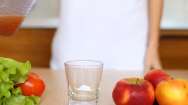 elma suyu üzüm suyu, beyaz şarap, bira bir cam içine dökülür.