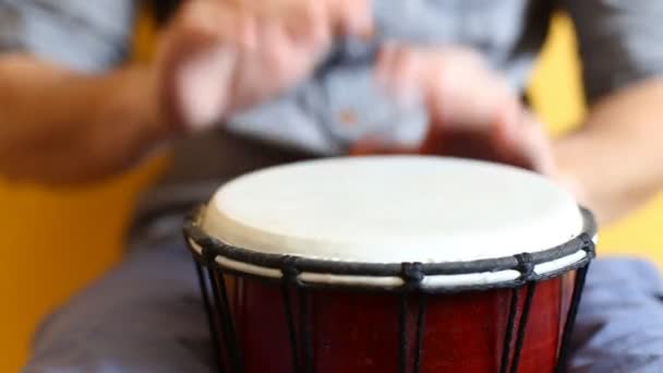 Het spelen van Bongo drum sluiten op Hd-beeldmateriaal. Hand te tikken op een Bongo trommel in nauwe omhoog. — Stockvideo