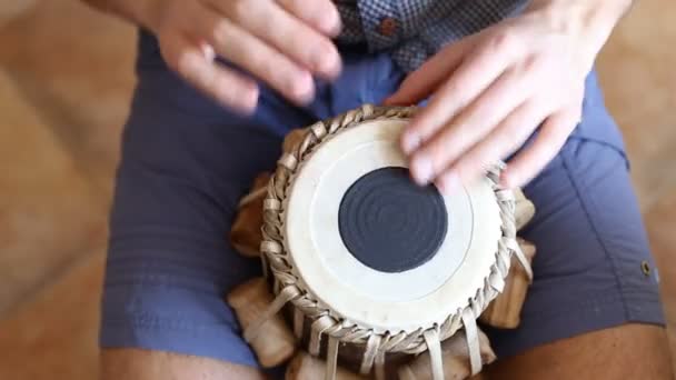 봉고 드럼 가까이 Hd 스톡 푸티지를 재생. 손 가까이에 봉고 드럼을 활용. — 비디오