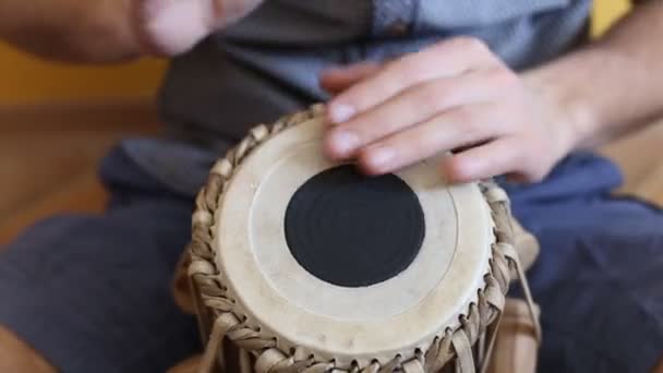 Bongo Drum spielen aus nächster Nähe HD-Material. Hand zapft Bongo-Trommel in Nahaufnahme an. — Stockvideo