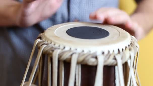 Het spelen van Bongo drum sluiten op Hd-beeldmateriaal. Hand te tikken op een Bongo trommel in nauwe omhoog. — Stockvideo