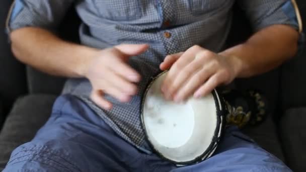 Bongo Drum spielen aus nächster Nähe HD-Material. Hand zapft Bongo-Trommel in Nahaufnahme an. — Stockvideo