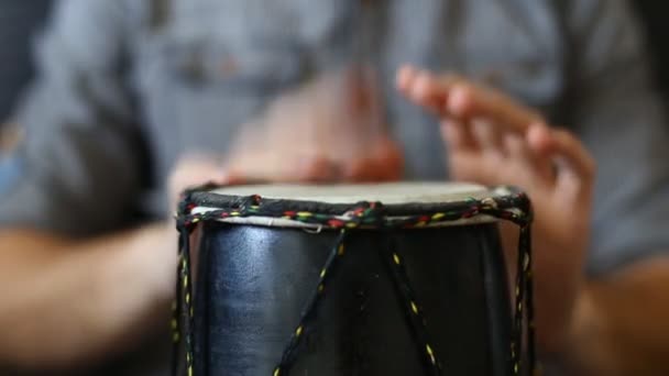 Tocando el tambor Bongo cerca de imágenes de archivo HD. Mano tocando un tambor Bongo en primer plano . — Vídeos de Stock