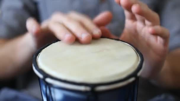 Het spelen van Bongo drum sluiten op Hd-beeldmateriaal. Hand te tikken op een Bongo trommel in nauwe omhoog. — Stockvideo