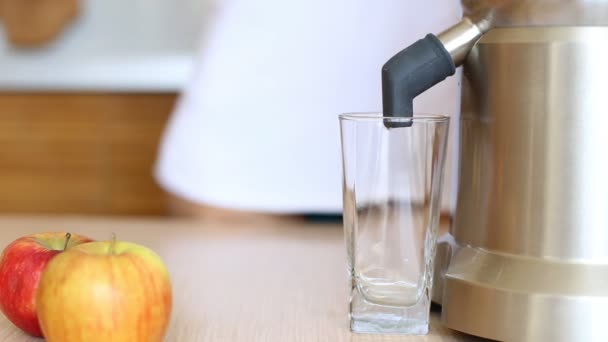 Juicer haciendo jugo de manzana. Primer plano de la máquina de Juicing, manzanas de fruta roja — Vídeos de Stock