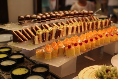 renkli pasta ve tatlılar taze meyve ile dolu arka plan