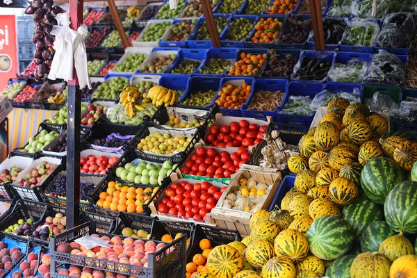 Greengrocers 'shop, com uma escala eletrônica, e várias caixas e caixas com frutas e legumes frescos em exposição Imagem De Stock