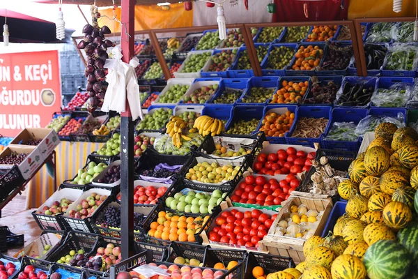Greengrocers 'shop, com uma escala eletrônica, e várias caixas e caixas com frutas e legumes frescos em exposição Fotografias De Stock Royalty-Free
