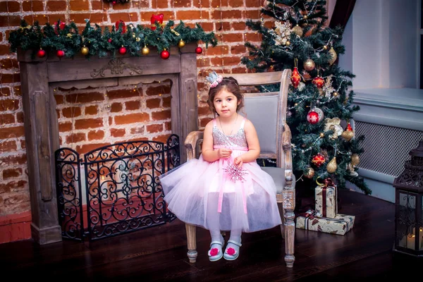 Petite fille en costume près du sapin de Noël — Photo