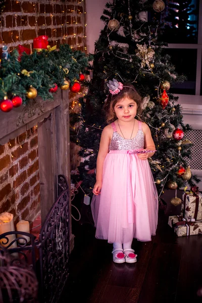 Μικρό κορίτσι σε ένα κοστούμι κοντά το χριστουγεννιάτικο δέντρο — Φωτογραφία Αρχείου