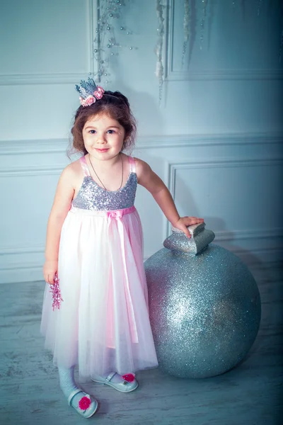 Menina bonita no vestido de decoração da árvore de Natal.Visão traseira . — Fotografia de Stock