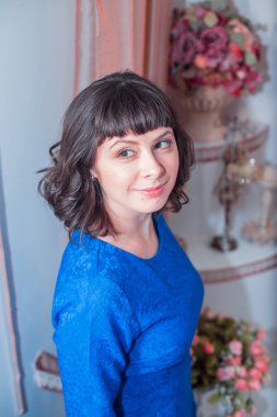 Genç güzel kadın daracık elbise içinde Noel iç