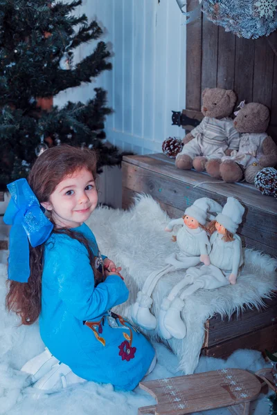 Joyeux petite fille en robe avec cadeau avoir un Noël . — Photo
