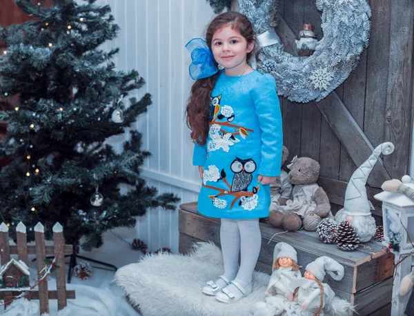 Boldog kis lány ruha-jelen van a karácsonyi. — Stock Fotó
