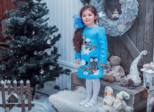 Felice bambina in abito con regalo hanno un Natale . — Foto Stock