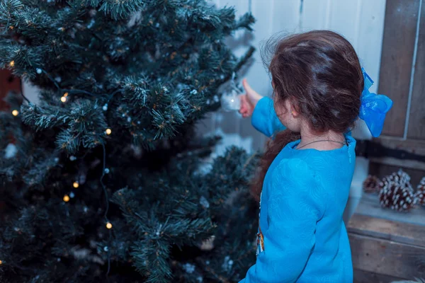 Menina pequena feliz no vestido com presente tem um Natal . — Fotografia de Stock