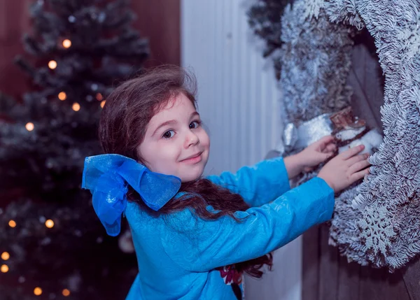 Ευτυχισμένος μικρό κορίτσι στο φόρεμα με παρόν έχουν Χριστούγεννα. — Φωτογραφία Αρχείου