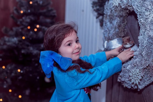 Ευτυχισμένος μικρό κορίτσι στο φόρεμα με παρόν έχουν Χριστούγεννα. — Φωτογραφία Αρχείου