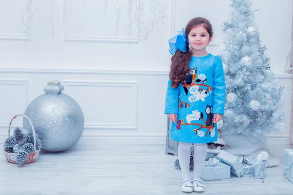 Усміхнена маленька дівчинка в сірій сукні на Ліцензійні Стокові Зображення