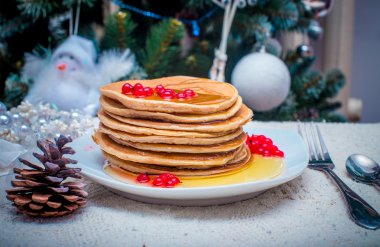Taze altın krep veya tepesinde kek yığını 