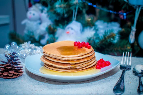 Stack of fresh golden pancakes or flapjacks topped — Stock Photo, Image