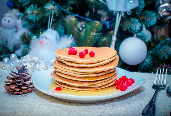 Stack of fresh golden pancakes or flapjacks topped — Stock Photo, Image