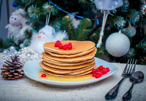 Stack of fresh golden pancakes or flapjacks topped — Stock Photo, Image