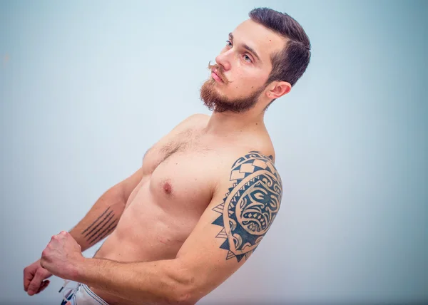 Молодий і підходить чоловіча модель позує його м'язи — стокове фото