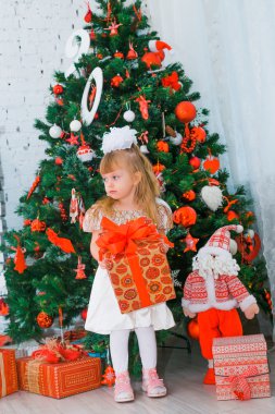 Küçük kız bir hediye evde oturma odasında açılış