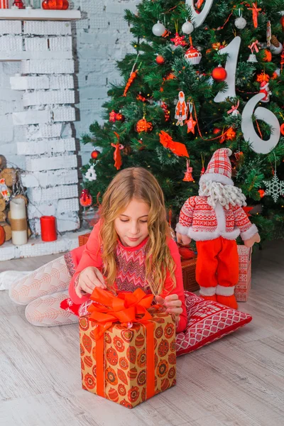 Ünnepi kislány megnyitása egy ajándék otthon — Stock Fotó