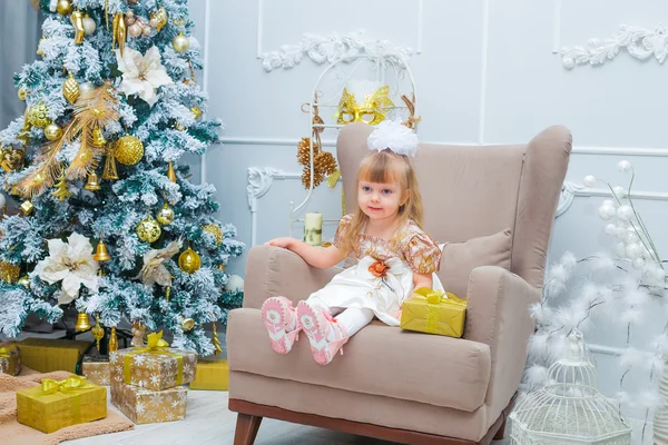 Menina abrindo um presente em casa na sala de estar — Fotografia de Stock