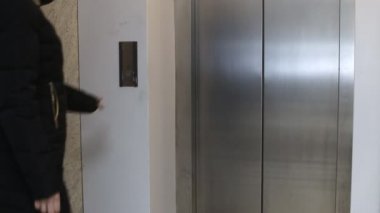 Asansör bekleyen genç kadın