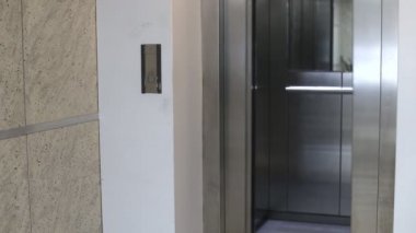 Asansör kapı açma ve kapatma