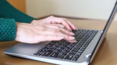 Tipik dizüstü klavye üzerinde iş kadın el closeup. Portre, bir eller meşgul bir dizüstü bilgisayarda yazım.