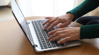 Tipik dizüstü klavye üzerinde iş kadın el closeup. Portre, bir eller meşgul bir dizüstü bilgisayarda yazım.