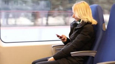 Yazma, tren genç kadın telefon sms değmek