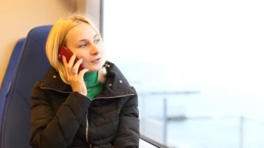 Genç kız mobil cep telefonu gülümseyen, açık havada konuşuyor. Mutlu kadın