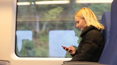 Yazma, tren genç kadın telefon sms değmek