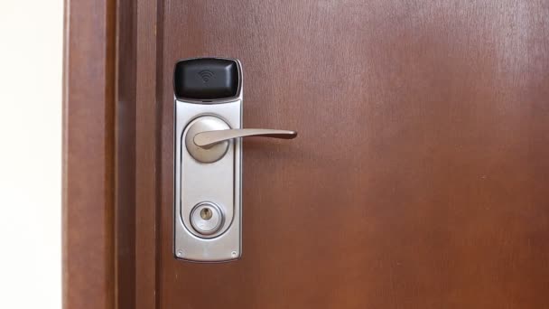 Door hanger do not disturb on handle — Stock Video