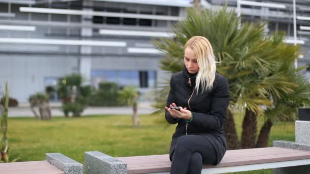 Teléfono táctil sms escritura, mujer joven — Vídeos de Stock